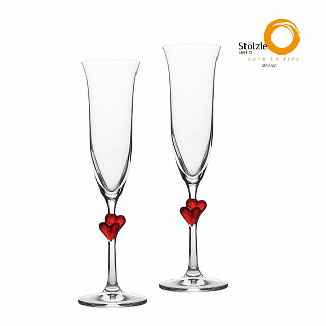 【Stolzle Lausitz -Amore Champagne-】 世界的グラスメーカーStolzle Lausitz（シュトルツルラウジッツ）のアモーレの名にふさわしいハートのモチーフをあしらったシャンパングラスです。 専用ボックス入なのでギフトにも最適です！ アモーレとはイタリア語で愛という意味。 愛する相手を呼ぶときの呼称として、一般的に幅広く使用されていますが、その対象は恋人のみならず子どもや飼い犬・ネコ、妻や夫など多岐にわたります。 要するに愛・ラブ・大好きなど、その手の感情を感じた相手を呼ぶ際に使われるそうです。 アモーレシャンパンを一緒に使用したり、プレゼントとして贈ることで普段は表せない感情を表現してみるのも素敵ですね。 スペック カタログ　 二ノ宮クリスタル メーカー　 シュトルツルラウジッツ シリーズ　 アモーレ サイズ　 φ60(M70)×H242(mm) 容量　 160ml 材質　 クリスタル(クリスタリン)ガラス 生産地　 ドイツ 備考　 耐熱温度差約60℃ 使い始めは中性洗剤など洗ってから使用して下さい。 金属製たわし、クレンザー等を使用しないで下さい。 電子レンジ・直火・オーブンの使用をしない下さい。 急激な温度変化や物理的衝撃を与えないで下さい。 ヒビや傷が入っている製品を使用しないで下さい。 ひとつひとつ手作業で生産してますので、表示サイズ・容量等、若干異なる場合があります。 管理コード　 レッド ペア（SL-2672） シリーズ関連商品はこちら ハートのモチーフをあしらったシャンパングラス。 あなたのお気に入りの1脚を見つけてください♪ 　 2022 ギフト gift プレゼントに最適 プチギフト 贈り物 ギフトセット お祝い お土産 お礼 お返し お配り 記念品 景品 粗品 ノベルティ 誕生日謝恩会 生活雑貨 御年賀 お年賀 バレンタイン ホワイトデー 卒園 卒業 退職 入園 入学 就職 母の日 父の日 敬老の日 クリスマス 実用的 おしゃれ オシャレ お洒落 キレイ 綺麗 かわいい 可愛い おすすめ 彼氏 彼女 妻 夫 奥さん 旦那 嫁 男性 女性 両親 祖父母 おじいちゃん おばあちゃん お父さん お母さん 自分用 家族 自分用 家族 酒器用グラスシャンパングラス アモーレシャンパン レッド 160ml ペア シュトルツルラウジッツ★ギフト対応のご案内はこちら★