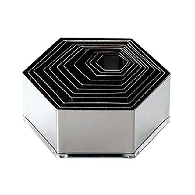 力を入れても手が痛くなりません。 代々培われた匠の技。 食材に＋αの価格を与える「かながた」です。 渕：真鍮巻き 進化させ、料理の華を咲かせます。 高森ブランド スペック ブランド　 たかもり シリーズ　 パテ抜 サイズ　 A×B×高さ：65×74×H45mm 容量　 - 材質　 18-8ステンレス　渕：真鍮巻き 生産地　 日本 その他仕様　 - 備考　 - 管理コード　 管理コード：082055 JANコード：4949362863860