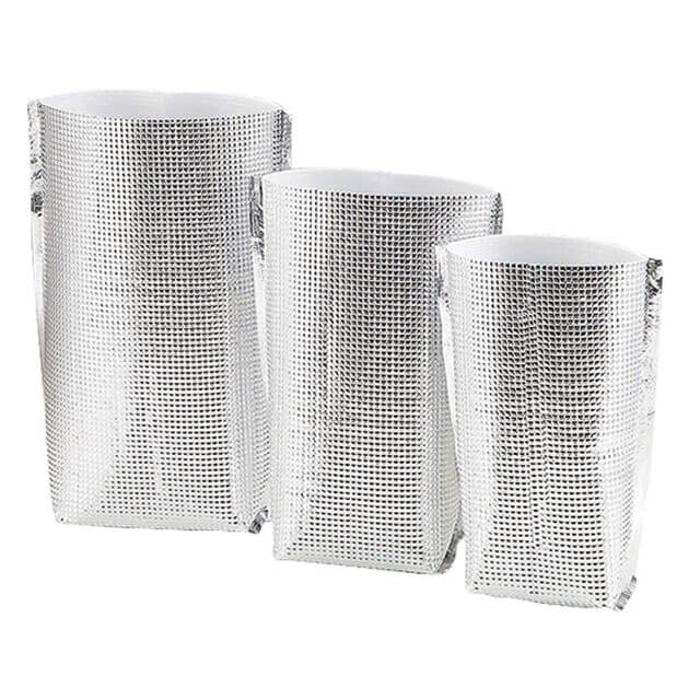 温かい飲み物などの保温にも、ペットボトルカバーにも、温かいお惣菜などにも、手軽に持ち運びできる。 毎日のお買い物に、通学・通勤時に、お弁当箱などにも使えるセット。 【セット内容】 Lサイズ 265×370×100mm Mサイズ 230×325× 90mm Sサイズ 200×285× 80mm スペック ブランド　 パール金属 シリーズ　 - サイズ　 Lサイズ：265×370×100mm Mサイズ：230×325×90mm Sサイズ：200×285×80mm 容量　 - 材質　 ポリエチレンフォーム（アルミ蒸着シート） 生産地　 中国 その他仕様　 - 備考　 - 管理コード　 管理コード：377520 JANコード：4986448804393