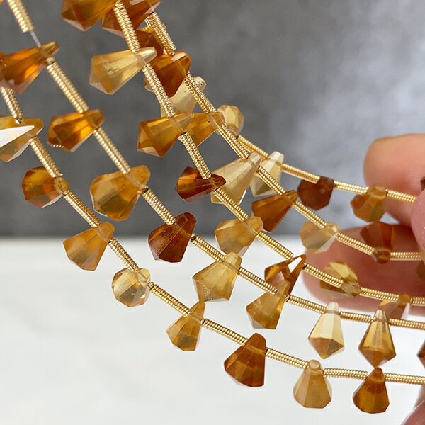 天然石ヘソナイトガーネット（バルブカット　ドロップカット　ベルカット）大きさ　約5〜6×7〜9mm穴径..