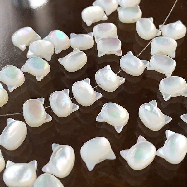 シェル 貝マザーオブパール（子ネコ　子ねこ　子猫）大きさ　約6×7mm穴径　約0.6～0.7mm