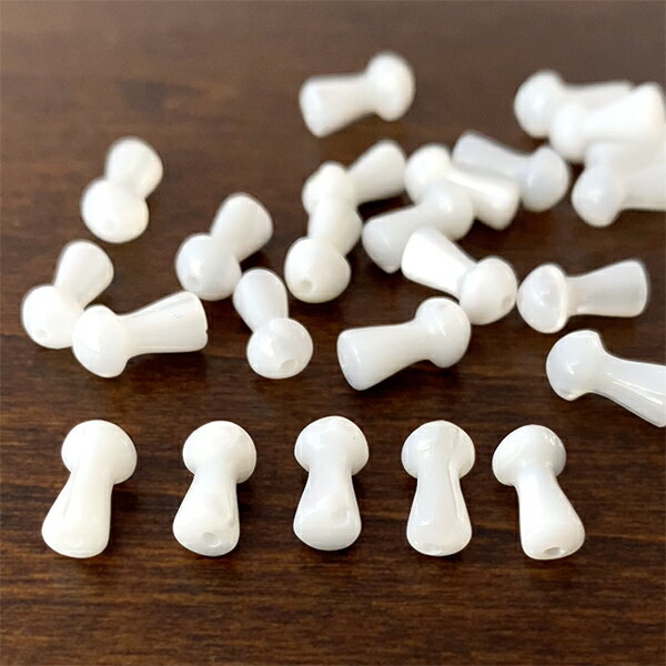シェル 貝マザーオブパール（キノコ）大きさ　約8×4mm穴径 0.7mm10個