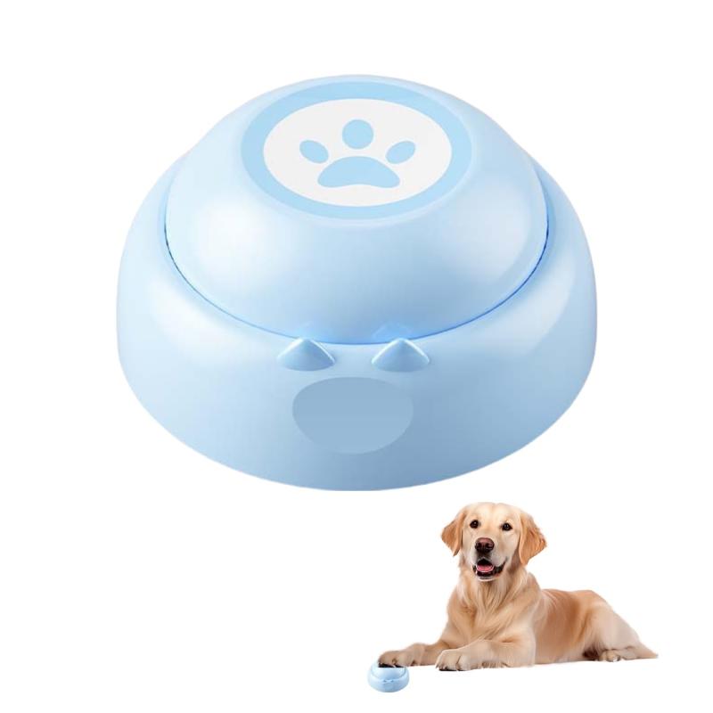 TVETE ペット ボタン 犬のコミュニケーションボタン おしゃべりボタン 猫犬適用 30秒以内録音 上書き可能 簡単な操作 面白い 会話ボタン トレーニング トーキング ボタン 屋内屋外用 インタ【愛らしいデザインと安全設計】表面には可愛らしい肉球マークがプリントされており、インテリアとしてもお部屋に馴染みます。小型犬や猫ちゃんにも押しやすい設計で、力の弱いペットでも簡単に音を鳴らすことができます。電池交換が必要な際は、ネジでしっかりと固定された電池カバーを開ける必要があるため、ペットが誤って電池を噛んだり、飲み込んだりする心配がなく、安心してご使用いただけます。（*注：2つのAAバッテリーが必要です。バッテリーはパッケージに含まれていません）【「カチッ」という音で効果的なトレーニング】ボタンを押すと「カチッ」というクリッカーのような音が鳴るのが特徴です。この音は、ペットにとって「良い行動」のサインとなり、効果的な行動訓練をサポートします。例えば、「お座り」や「待て」などの指示を出した後にボタンを押すことで、ペットは正しい行動と音を結びつけ、より早く指示を理解するようになります。（*注：ペット用音声ボタンには初期音がプリセットされています。録音ボタンを長押しし、「ピッ」という音が聞こえたら、話して録音を上書きしてください。）【使い方はとっても簡単 】(1)録音ボタンを長押しし、「ピッ」という音がしたら話しかけます。(2)終わったらボタンを離すと「ピッ」と音が鳴り、録音完了。(3)肉球ボタンを押せば、録音した声が再生されます。何度でも録音し直せるので、色々な言葉を試してみてください。【ペットとのコミュニケーションを豊かに】「遊ぶ」「ご飯」「yes」「no」など、様々な言葉を録音して、ペットに教えることができます。例えば、「ご飯」と録音したボタンを食事の前に押すことで、ペットは「ご飯の時間だ」と理解し、興奮を抑える効果も期待できます。遊びの際には、「遊ぶ」と録音したボタンを押して、ペットとの楽しい時間をさらに盛り上げましょう。【様々なペットに対応】このペットおしゃべりボタンは、犬種や猫種、体の大きさに関わらず、様々なペットにご利用いただけます。小型犬や猫はもちろん、大型犬でも問題なく使用できます。ボタンのサイズや押しやすさにもこだわり、どんなペットでも快適に使えるように設計されています。