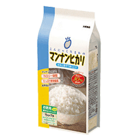 商品説明 毎日のご飯で無理なくカロリーコントロール。マンナンヒカリとは？こんにゃく精粉等を原料に、新しく開発した米粒上の食品です。お米とあわせて炊飯するだけで、おいしく食べられてカロリーカットができます。作り方は簡単シンプル。いつものお米と一緒に炊き上げるだけ。無理なダイエットや厳しい食事制限の必要なし!!毎日の主食としてお召し上がりいただくだけでご飯のカロリーがなんと25％〜33％カットできる加工食品です。75gのスティックが7袋入ったお徳用タイプです。厚生労働省許可特別用途食品「低カロリー食品」として穀類では国内初の認可商品です。食物繊維やカルシウムを強化。 おいしい炊き方(2合の場合) 1.お米(1合)だけを洗います。※マンナンヒカリは。洗わないで下さい2.水切りしたお米に本品75gを加えます。3.2合目盛りまで水を加え、軽くかき混ぜ通常どおりに炊飯します。※水が白く濁りますが、問題ありません。 ◆炊いた後、冷凍保存しても電子レンジ加熱でおいしく召し上がれます。 ◆炊き込みご飯・焼飯・リゾット・おかゆにしてもおいしくお召し上がりいただけます。 ◆予約炊飯もできます。 ◆無洗米とでもOK。 ◆水はお好みの量で調節してください。 ご使用上の注意 ●医師にエネルギー摂取量の制限を指示された場合に限り指示されたエネルギーの範囲内で使用して下さい。 ●医師・管理栄養士等の相談、指導を得て使用して下さい。 ●本品は食事療法の素材として適するものであって、多く摂取することによって疾病が治癒するというものではありません。 原材料 でんぷん、糖類、こんにゃく精粉、はちみつ粉末、米粉、増粘多糖類、グルコン酸Ca、調味料（有機酸） 栄養成分表75g当り エネルギー187kcal、たんぱく質0.2g、脂質0.3g、糖質44.4g、食物繊維20.6g、カリウム5mg、カルシウム140mg、リン12mg、ナトリウム111mg（食塩相当量0.3g） 内容量 75g×7本 　 広告文責 株式会社　マッシュ　06-6971-0190 メーカー(製造) 大塚食品株式会社 お客様相談室　03-3254-0700　月〜金　9:00〜17:00　(土・日・祝日を除く)　 区分 日本製・特別用途食品