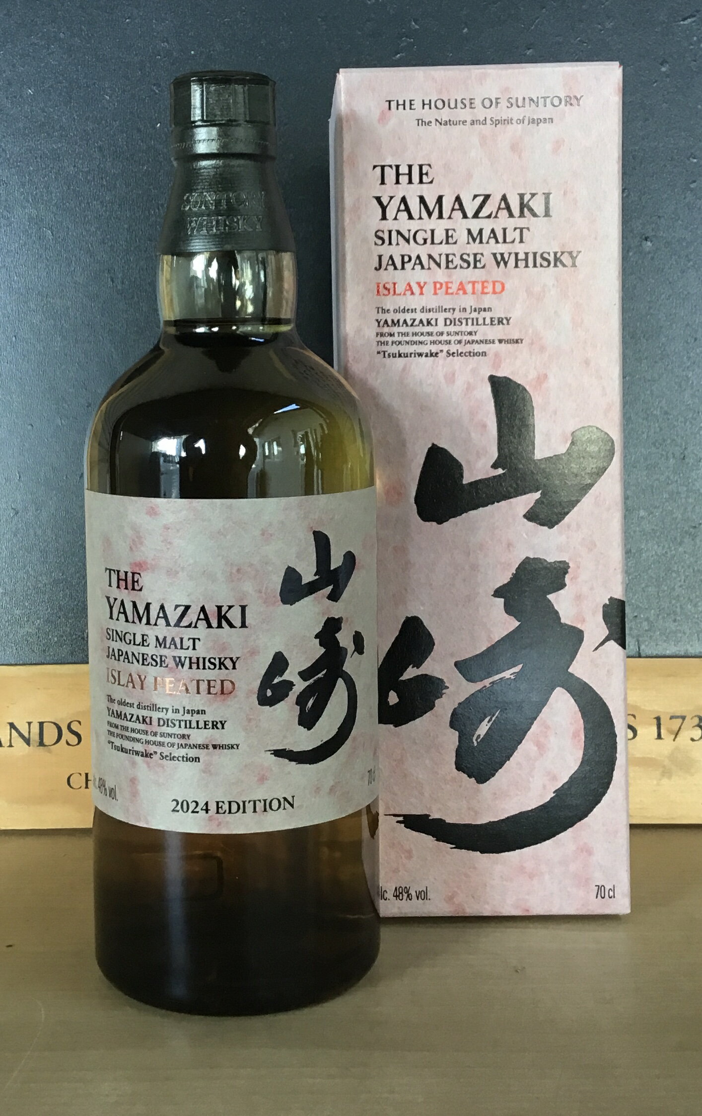 山崎 アイラ ピーテッド 2024 エディション 48度 700ml 専用箱付き 並行品【逆輸入品】 ※訳あり品、一部商品に箱の歪み,掠れや折れ線あり