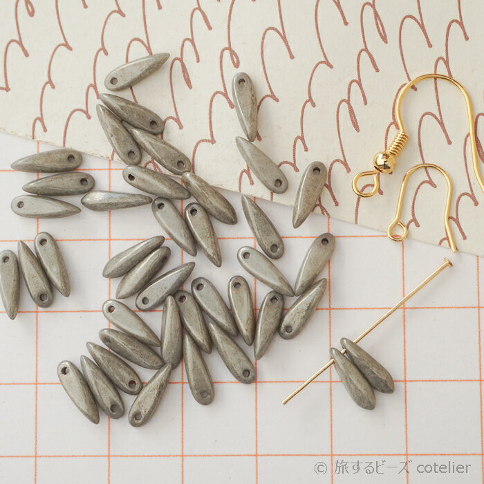 スタイリッシュな雰囲気のある1つ穴ダガービーズのミニサイズ。チェコ製のガラスビーズです。2026/1入荷分より色味が濃くなりました（画像準備中） 【サイズ】 3 × 11ミリ (画像のマス目は1センチ四方です) 【個数】 38個 【色味】不...