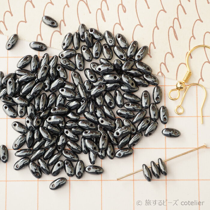 米粒のような可愛らしいリゾビーズ。チェコ製のガラスビーズです。※細かな気泡、穴周辺に細かなシワがあるものも含まれます。 【サイズ】 2.5 x 6 ミリ 画像のマス目は1センチ四方、ロットにより表記サイズより±0.5mmほど異なる場合がござ...