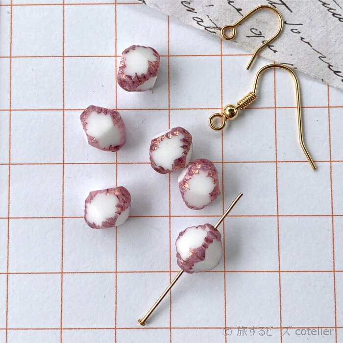 アンティークのような縁取りの8面体。チェコ製のガラスビーズです。※ごく小さなカケやスレ、凹凸は良品としております。 【サイズ】 10x8ミリ (画像のマス目は1センチ四方です) 【個数】 6個 【色味】 不透明ホワイトにメタリックピンク系のコーティング。 【色違い】cotelier-antic 10x8mmx 【その他バイコーン】cotelier-bicorn 一覧 【穴の向き】縦 【材質】 ガラス製/チェコビーズ 【ご注意】 ひとつひとつ手作業を繰り返して作られるチェコビーズは色味や形に僅かながら微妙な差がございます。出来る限り画像に近いものからお届けしておりますが、チェコビーズの個性としてお楽しみ頂けますと幸いです。 またお使いのディスプレイ設定などにより実物と色味が若干異なって見えてしまう場合がございます。差の出易いパソコンよりもスマホでご覧頂くことをオススメしております。これに該当する交換や返品には対応できかねますので十分ご注意くださいませ。