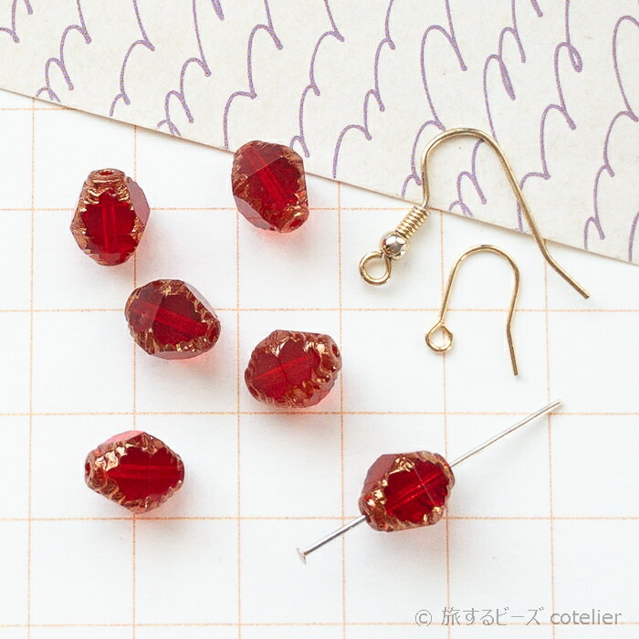 チェコビーズ 【10x8mm 4個】 ルビーレッド アンティック バイコーン ひし形 8面体 ガラスビーズ ガラ..