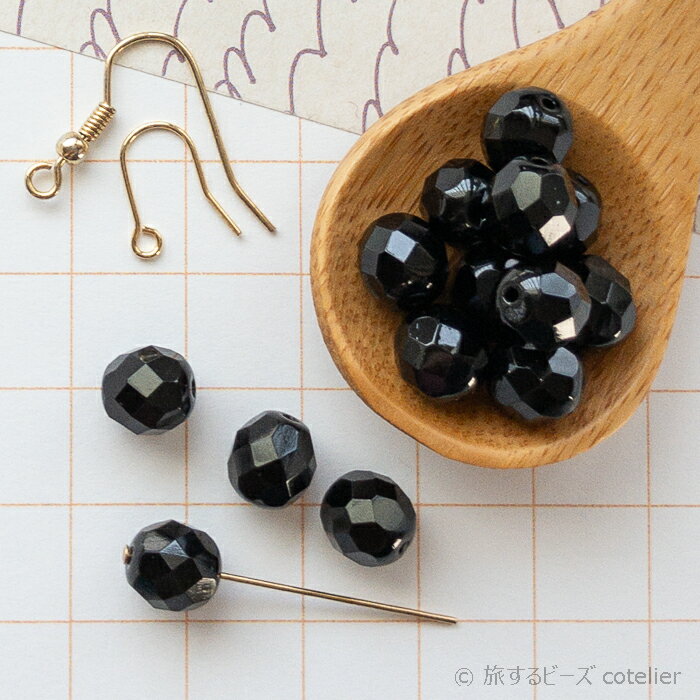 柔らかな印象のファイヤーポリッシュ。チェコ製のガラスビーズです。 【サイズ】 8 ミリ 画像のマス目は1センチ四方、ロットにより表記サイズより±0.5mmほど異なる場合がございます。 【個数】18個 【色味】 ベースカラー：不透明ブラック、ジェット コーティング・加工: カラーコード:23980 【色違い】cotelier-FP8ミリ 【ファイアポリッシュ一覧】cotelier-FP各種 【穴の向き】縦 【材質】 ガラス製/チェコビーズ 【ご注意】 ひとつひとつ手作業を繰り返して作られるチェコビーズは色味や形に僅かながら微妙な差がございます。出来る限り画像に近いものからお届けしておりますが、チェコビーズの個性としてお楽しみ頂けますと幸いです。 またお使いのディスプレイ設定などにより実物と色味が若干異なって見えてしまう場合がございます。差の出易いパソコンよりもスマホでご覧頂くことをオススメしております。これに該当する交換や返品には対応できかねますので十分ご注意くださいませ。
