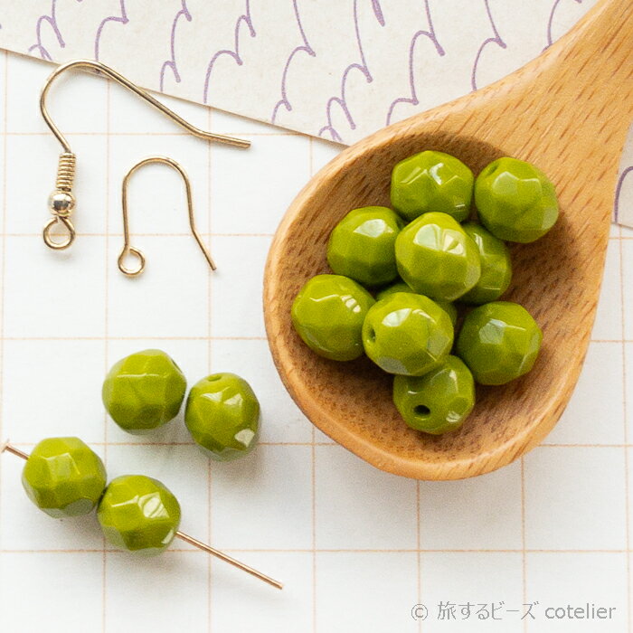 柔らかな印象のファイヤーポリッシュ。チェコ製のガラスビーズです。 【サイズ】 8 ミリ 画像のマス目は1センチ四方、ロットにより表記サイズより±0.5mmほど異なる場合がございます。 【個数】10個 【色味】 ベースカラー：不透明なオリーブグリーン コーティング/加工：なし カラーコード:53420 【色違い】cotelier-FP8ミリ 【ファイアポリッシュ一覧】cotelier-FP各種 【穴の向き】縦 【材質】 ガラス製/チェコビーズ 【ご注意】 ひとつひとつ手作業を繰り返して作られるチェコビーズは色味や形に僅かながら微妙な差がございます。出来る限り画像に近いものからお届けしておりますが、チェコビーズの個性としてお楽しみ頂けますと幸いです。 またお使いのディスプレイ設定などにより実物と色味が若干異なって見えてしまう場合がございます。差の出易いパソコンよりもスマホでご覧頂くことをオススメしております。これに該当する交換や返品には対応できかねますので十分ご注意くださいませ。