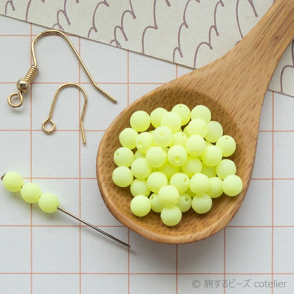 まんまるのシンプルなラウンドボール。ふんわりとした柔らかな色合い。チェコ製のガラスビーズです。 【サイズ】 4ミリ (画像のマス目は1センチ四方です) 【個数】 50個 【色味】 ベースカラー:ミルキーホワイト 加工:艶消し、ネオンイエロー...