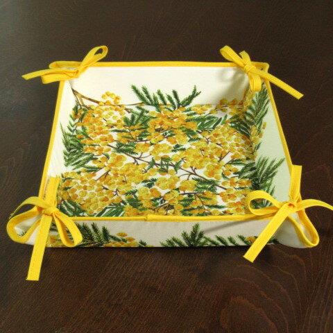 【フランス直輸入】プロヴァンス柄　撥水加工　布製小物入れ　トレイ　ミモザ（白）