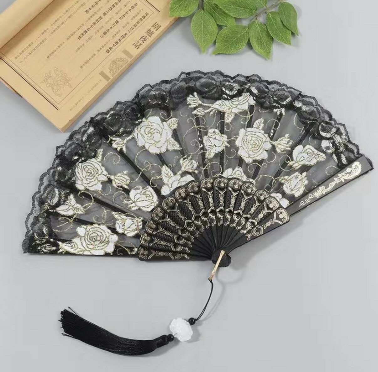 上品なレースと華やかな花柄デザインが魅力の扇子。 透け感のある素材が涼しげで、夏のコーデにアクセントをプラスします。 タッセルはつけ外しができるので気分やシーンに合わせて使えます。 軽量でコンパクトに折りたためるため、バッグに入れて持ち運びもラクラク。 日常使いはもちろん、浴衣・着物・イベント・ダンスなどにもおすすめです。 カラーバリエーションが豊富で、好みに合わせてお選びいただけます。 ※素材はメッキ・布・プラスチック等を使用しております ※手作業による測定のため多少の誤差がございます ※モニター環境により色味が異なる場合がございます 扇子 レディース レース扇子 花柄扇子 おしゃれ扇子 夏用扇子 折りたたみ扇子 軽量 コンパクト フラワー柄 せんす 和風 洋風 浴衣 着物 ダンス用扇子 イベント ギフト プレゼント