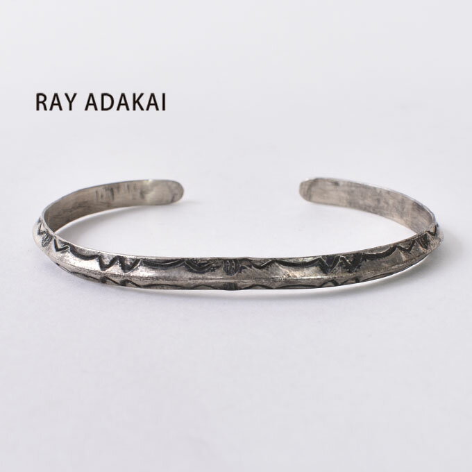 　RAY ADAKAI / Triangle Bracelet Narrow RAY ADAKAI / Triangle Bracelet Narrow 商品説明 ナバホ族のシルバースミスRay Adakaiはナバホ族の中で技術と存在感にすばらしいものがあり、知名度が高い人物です。 レイアダカイは1965年にニューメキシコ州ギャラップに生まれハイスクール時代からジュエリー作りを始めました。 同じナバホのジュエリーアーティストとして有名な父、Jack Adakaiからシルバーワークを学びました。 ジュエリー作りに必要なスタンプやパーツに至るまで自らの手作りに拘っています。 現在までギャロップセレモニアル、サンタモニカパウワウ、パサデナインディアン、ナバホネーションフェアー、ニューメキシコ州フェアーで数々の賞を受賞しています。 これはTriangle Bracelet Narrowです。 外側に得意のスタンプワークが施されたものです。 素材 シルバー サイズ 内周 幅 開口部 M 13.6cm 0.4cm 2.1cm ●ご注意点 ご着用の際、無理に曲げてはめようとした場合、商品が変形して痕が残ってしまう恐れがございます。 お取り扱いにはご注意くださいませ。 変形痕など確認できる状態での交換・返品はご遠慮いただいております。 ［RAY ADAKAI 一覧はこちら⇒］ ［Cottの新着アイテム一覧はこちら⇒］