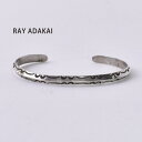 RAY ADAKAI / Triangle Bracelet Narrow RAY ADAKAI / Triangle Bracelet Narrow 商品説明 ナバホ族のシルバースミス Ray Adakai / レイアダカイ はナバホ族の中で技術と存在感にすばらしいものがあり、知名度が高い人物です。 レイアダカイは1965年にニューメキシコ州ギャラップに生まれハイスクール時代からジュエリー作りを始めました。 同じナバホのジュエリーアーティストとして有名な父、Jack Adakaiからシルバーワークを学びました。 ジュエリー作りに必要なスタンプやパーツに至るまで自らの手作りに拘っています。 現在までギャロップセレモニアル、サンタモニカパウワウ、パサデナインディアン、ナバホネーションフェアー、ニューメキシコ州フェアーで数々の賞を受賞しています。 これはTriangle Bracelet Narrowです。 外側に得意のスタンプワークが施されたものです。 素材 シルバー サイズ 内周 幅 開口部 M 13.8cm 0.4cm 2.5cm ●ご注意点 ご着用の際、無理に曲げてはめようとした場合、商品が変形して痕が残ってしまう恐れがございます。 お取り扱いにはご注意くださいませ。 変形痕など確認できる状態での交換・返品はご遠慮いただいております。 ［RAY ADAKAI 一覧はこちら⇒］ ［Cottの新着アイテム一覧はこちら⇒］