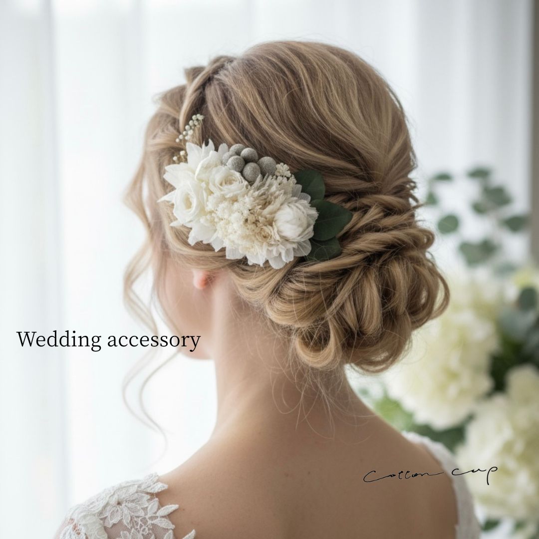 商品情報素材/材質プリザーブドフラワー　かすみ草、アジサイ、バラ、シルバーブルニア、ユーカリ、クリスパム、デージーユーカリ、リボンサイズ/寸法縦6cm 横 10cm 厚み5cmその他商品説明プリザーブドフラワー、ドライフラワーは湿気に弱く乾燥に強いです。湿度の強い場所で保管すると色や質感が変わる場合がございますのでお気を付けください。注意モニター発色の具合により色合いが異なる場合がございます。ヘアード ヘッドドレス 結婚式 花 パール ウェディング バレッタ ヘアアクセサリー ヘアアレンジ プリザーブドフラワー フォーマル コサージュ 結婚式 ウェディング ブライダル ドライフラワー バラ アクセサリー ブリザード 二次会 発表会 成人式 髪 プリザーブドフラワーとドライフラワーで作ったヘアアクセサリーです。本物の生花を贅沢に使用したアクセサリーです。軽い着け心地で大切な一日を優しく華やかに彩ります。 結婚式や発表会などのヘアアクセサリーやバッグのアクセントとしてもお使いいただけます。生花とは違い挙式数か月前からのお届けが可能なので前撮りやリハーサルでも使え、当日『イメージと違った』という失敗がなく安心して最高の日を迎えられます。プリザーブドフラワーは本物の花を特殊加工したお花でしっとりとした手触りで大変長く楽しめることから、永遠という意味があり幸せが長く続くよう願いを込めたお守りのようなアクセサリーです。【注意事項】※一つ一つ手作りのため大きさに多少の誤差が生じますのでご了承ください。※ご注文が集中する時期は、通常よりもお届けにお時間がかかる場合がございます。※お届けご希望日がある場合は配送日時の指定をお願い致します。※その他不明な点がございましたらお問い合わせくださいませ。 7