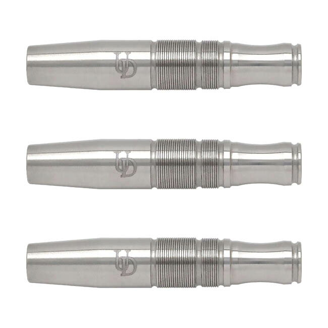 ■商品仕様 スペックデータ &nbsp; 材質 単体重量 全長 最大径 タイプ ：90%タングステン ：17.5g ：39.0mm ：7.2mm ：2BA 内容物 &nbsp; ・バレル ・シャフト ・チップ ・フライト ×1set(3個) ×1set(3個) ×1set(3個) ×1set(3個) ■商品説明 UDプレイヤー「YOSSY」こと中村侯貴選手考案のシグネイチャーモデル第2弾。 大ヒットした前作「雨四光」から大幅な改良が加えられました。 コンセプトは「確実なグリップポジション」と「安定性」。 持った瞬間に決るグリップポジションが、抜群の安定性を生み出す。 バレル中央から後部への繊細なカットは、決して押すためのカットではなく、滑りによる失投を防ぐため。 このカットもグリップポジションを感覚的に捉える為に一役買っています。 最大の特徴でもある後部の括れは、バレルにパワーをロス無く伝えると共に、手離れの良さが特徴的に仕上がっています。 更に進化した「究極の安定性」をぜひ体感してください。 ■ご注文前に必ずご確認下さい 【仕様・付属品に関して】 ※商品ページ掲載の商品仕様や、パッケージ・デザイン・付属品等は、予告無しに変更となる場合がございます。 予めご理解・ご了承の上ご注文下さい。