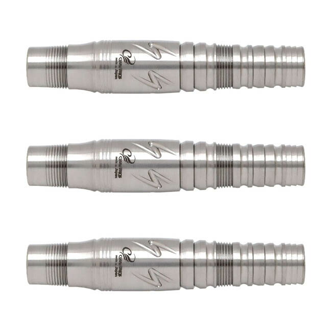 ■商品仕様 スペックデータ &nbsp; 材質 セット重量 単体重量 全長 最大径 タイプ ：90%タングステン ：約21.0g ：19.0g ：40.0mm ：7.8mm ：2BA 内容物 &nbsp; ・バレル×1set(3点) ■商品説明 黒瀧摩紀選手モデルのバレル。 テストを重ね、導き出されたグリップエリアのアウトラインとカットのバランスが秀逸です。 グリップエリアの絶妙なテーパー等、こだわりが詰まったバレルです。 ■ご注意 【仕様・付属品に関して】 ※こちらはバレルのみの商品となります。シャフト、フライト等は別途お買い求めください。 ※2016年8月17日現在、「MONSTER シャフト DRAGSTER」がCOSMO DARTS製のバレルとの相性が合わず、取り付けが出来ないと報告を頂いております。 ご購入をご検討頂いておりますお客様にはご迷惑をお掛け致しますが、他社シャフトをご検討頂けます様お願い申し上げます。 ※商品ページ掲載の商品仕様や、パッケージ・デザイン・付属品等は、予告無しに変更となる場合がございます。 予め、ご理解・ご了承の上、ご注文下さい。 　　