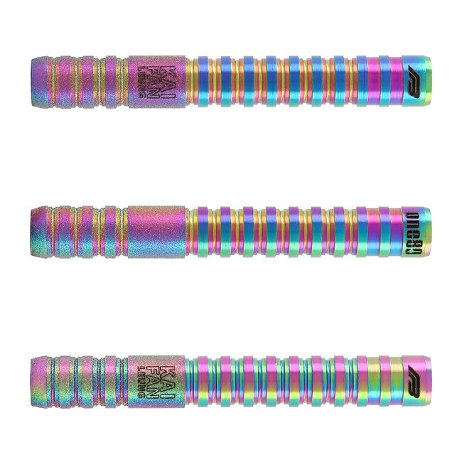 One80 FB Leung ver.2 2BA 18g NINE DARTS EDITION FBリョン選手モデル　※ご覧頂いているディスプレイの設定等により、実物と色合いが異なる場合がございます。※この画像はDarts HiVeが作成しており、文章・写真などの複製、無断転載を禁じます。※内容物・商品仕様は予告なく変更となる場合がございます。 ■商品仕様 スペックデータ &nbsp; 材質 単体重量 全長 最大径 タイプ ：90%タングステン ：18.0g ：47.3mm ：6.26mm ：2BA 内容物 &nbsp; ・バレル ・シャフト ・チップ ・フライト ×1set(3個) ×2set(6個) ×1set(3個) ×1set(3個) ■商品説明 2024.7.16 発売商品 SUPER DARTS 2024にて9ダーツフィニッシュを達成したFBリョン選手。 その偉業を記念した「FB Leung ver.2」特別モデルの発売です。 世界限定100セットのスペシャルなバレルをぜひお試しください。 【FB Leung ver.2】 FBリョン選手のOne80セカンドモデル。 ストレートのアウトラインと基本スペックは大きく変更せず、カットをシンプルな構成へ変更。 等間隔で配置したステップカットで、指に掛かりすぎずコントロール性を高めています。 最大径は0.2mm程細くなり、2本目、3本目も狙ったナンバーに滑り込みやすくなりました。 ■ご注文前に必ずご確認下さい 【仕様・付属品に関して】 ※レインボーカラーは焼付けのため個体差(ピンク・イエロー・パープル・ブルーに見える色合い)がございます。 同じセット内でも1本ごとに色合いが異なる場合がございます。ご了承のうえご注文願います。 ※商品ページ掲載の商品仕様や、パッケージ・デザイン・付属品等は、予告無しに変更となる場合がございます。 予めご理解・ご了承の上ご注文下さい。 FB Leung