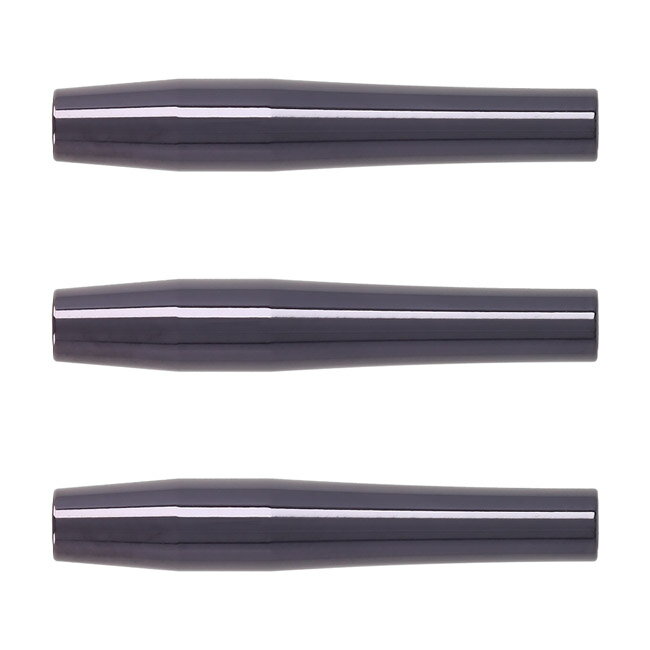 S4-DARTS 無空 黒真打 2BA　※ご覧頂いているディスプレイの設定等により、実物と色合いが異なる場合がございます。※この画像はDarts HiVeが作成しており、文章・写真などの複製、無断転載を禁じます。※内容物・商品仕様は予告なく変更となる場合がございます。 ■商品仕様 スペックデータ &nbsp; 材質 単体重量 全長 最大径 重心 タイプ ：90%タングステン ：18.5g ：43.0mm ：7.4mm ：フロント ：2BA 内容物 &nbsp; ・バレル ・シャフト ・チップ ・フライト ×1set(3個) ×1set(3個) ×2set(6個) ×1set(3個) ■商品説明 2025.2.7 発売商品 S4ダーツのノーグルーヴバレル「無空」が、鏡面加工+コーティング+鏡面仕上げのトリプル加工を施した「黒真打」シリーズで登場。 「黒真打」とは、真打と同様の鏡面加工の後に紫黒コーティング処理を行い、さらに2度目の鏡面加工を施したエスフォーダーツ最高級仕様のシリーズ。 他に類を見ない鮮やかで艶やかな鏡面仕上げのコーティングが特徴です。 グリップ感は、同じS4の「真打」シリーズや通常のコーティングバレルとはまた違った独特な手触りになっています。 また、黒真打はコーティングの下にも鏡面加工を施した面があるため、長くご使用されることでエイジングも楽しむことも。 真打をさらに超える高品質に仕上げたバレルをご堪能ください。 【無空】 ノーグルーヴのストレートバレル「無月」のトルピードバージョン。 スタンダードなスペック、オーソドックスなアウトラインなど、究極にシンプルになるように心がけて設計されました。 シンプルなデザインかつカットがないため何も邪魔するものがなく、グリップの確認やテーパーの感じ方を十二分に享受出来ます。 上級者向けのバレルではありますが、ダーツの基礎にも立ち戻れるバレルです。 ■ご注文前に必ずご確認下さい 【仕様・付属品に関して】 ※商品ページ掲載の商品仕様や、パッケージ・デザイン・付属品等は、予告無しに変更となる場合がございます。 予めご理解・ご了承の上ご注文下さい。 20250206黒真打