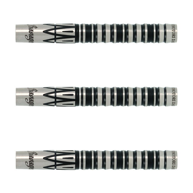 火の鳥 DARTS JAPAN 異型シリーズ 90T Ravager 2BA　※ご覧頂いているディスプレイの設定等により、実物と色合いが異なる場合がございます。※この画像はDarts HiVeが作成しており、文章・写真などの複製、無断転載を禁じます。※内容物・商品仕様は予告なく変更となる場合がございます。 ■商品仕様 スペックデータ &nbsp; 材質 単体重量 全長 最大径 タイプ ：90%タングステン ：17.5g ：50.0mm ：6.2mm ：2BA 内容物 &nbsp; ・バレル ・シャフト ・チップ ・フライト ×1set(3個) ×1set(3個) ×1set(3個) ×1set(3個) ■商品説明 2026.3.10 発売商品 ブラック/シルバーのカラーリングと、大きく刻んだVカットがシリーズの目印。 シックな質感が個性を求めるプレイヤーにも最適な「異型シリーズ」です。 【Ravager】 ウイング・逆ウイングの両方を使ったグリップは、掛かりと抜けのバランスの良さを実現。 強くひっかかるような感覚もないため、グリップからスローイングまで淀みのないリズムを作ることができます。 ■ご注文前に必ずご確認下さい 【仕様・付属品に関して】 ※製品ロゴは生産の度異なる場合がございます。 ※商品ページ掲載の商品仕様や、パッケージ・デザイン・付属品等は、予告無しに変更となる場合がございます。 予め、ご理解・ご了承の上、ご注文下さい。