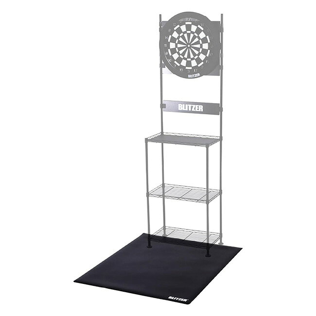 ※ご覧頂いているディスプレイの設定等により、実物と色合いが異なる場合がございます。※この画像はDarts HiVeが作成しており、文章・写真などの複製、無断転載を禁じます。※内容物・商品仕様は予告なく変更となる場合がございます。 ■商品仕様 スペックデータ &nbsp; サイズ(約) 素材 ：H120.0cm×W99.0cm ：PVC ■商品説明 もう賃貸の床傷に怯えない！ ホームダーツ環境を完全防衛する足元専用保護マットです。 「家でダーツを楽しみたいけれど、バウンスアウトした矢がフローリングに刺さって傷がつくのが怖い…」 「退去時の張り替え費用が心配でダーツスタンドの購入を躊躇している」 BOP43は、そんなホームプレイヤーの悩みを解決してくれます。 【従来のマットでは防げなかった「左右の死角」をカバー】 ブリッツァー社員の落下実験データから算出された「縦120cm×幅99cm」の絶妙なサイズ感。 縦長のスローマットだけでは守りきれなかったスタンド足元の左右エリアまでしっかり網羅し、跳ね返ったダーツによる床へのダメージを物理的にシャットアウトします。 【部屋に合わせて自由にカット】 PVC素材のマットは、カッターやハサミで簡単にカットが可能。 ワンルームの狭小スペースや複雑な間取り、家具の脚周りにも隙間なくフィットしてくれます。 厚さ1.5mmの薄型設計なので、既存のスローマットと重ねて使っても段差にならず、足元がつまずく心配もありません。 汚れもサッと拭き取れるお手入れの手軽さも魅力です。 【インテリアになじむカラーバリエーション】 お部屋の雰囲気をスタイリッシュに締める定番の「ブラック」と、床の木目をそのまま活かして開放感を損なわない「クリア」の2色を展開。 賃貸住宅でも心して心ゆくまでホームダーツに没頭できる、理想のプレイ環境を手に入れてください。 【日本国内のサポート体制】 「日本語の説明書」が付属します。 万が一のサポート対応時も日本国内の窓口で迅速・丁寧に日本語で対応しますので心配ありません。 ■ご注文前に必ずご確認下さい 【仕様・付属品に関して】 ※火に近づけたり、火のそばに置かないでください。 ※ダーツマットを敷いた状態で床暖房を使用しないでください。 ※定期的に製品を剥がして床面を清掃してください。 床材によってはマットの色味が移染することがあります。 ※商品ページ掲載の商品仕様や、パッケージ・デザイン・付属品等は、予告無しに変更となる場合がございます。 予め、ご理解・ご了承の上、ご注文下さい。