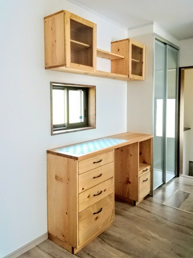 ■水色タイルの　キッチンカウンター　吊り戸