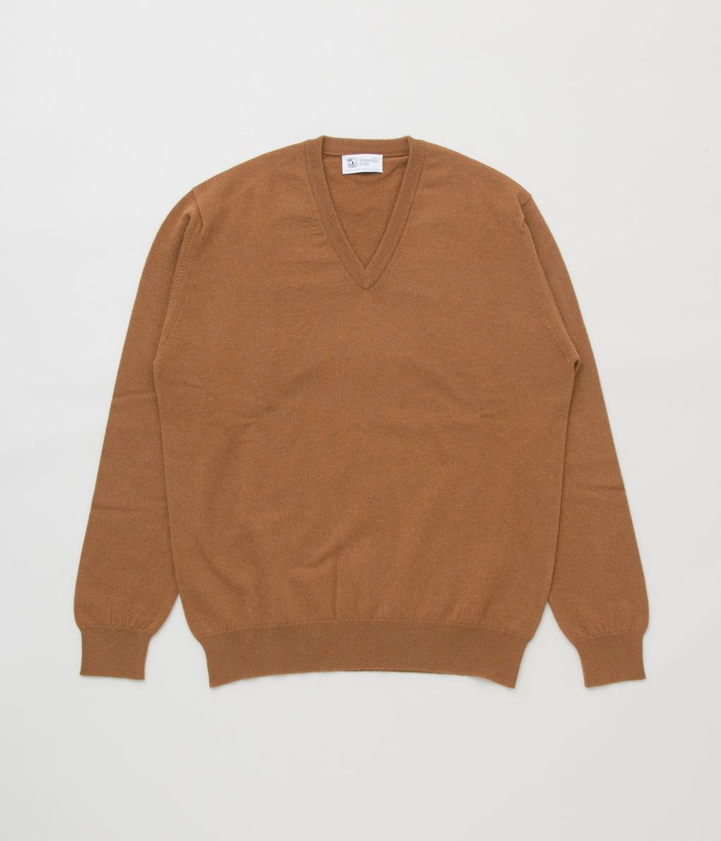 JOHNSTONS 'CLASSIC CASHMERE VEE NECK SWEATER'(DARK CAMEL)