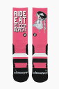 【15,000円以上1,000円OFF!!】 SCRIMMAGE スクリメージ アンダーウェア RIDE EAT FUXIA メンズ ALL-OVER PRINTED RIDE EAT LONG SOCKS 【関税・送料無料】【ラッピング無料】 dk