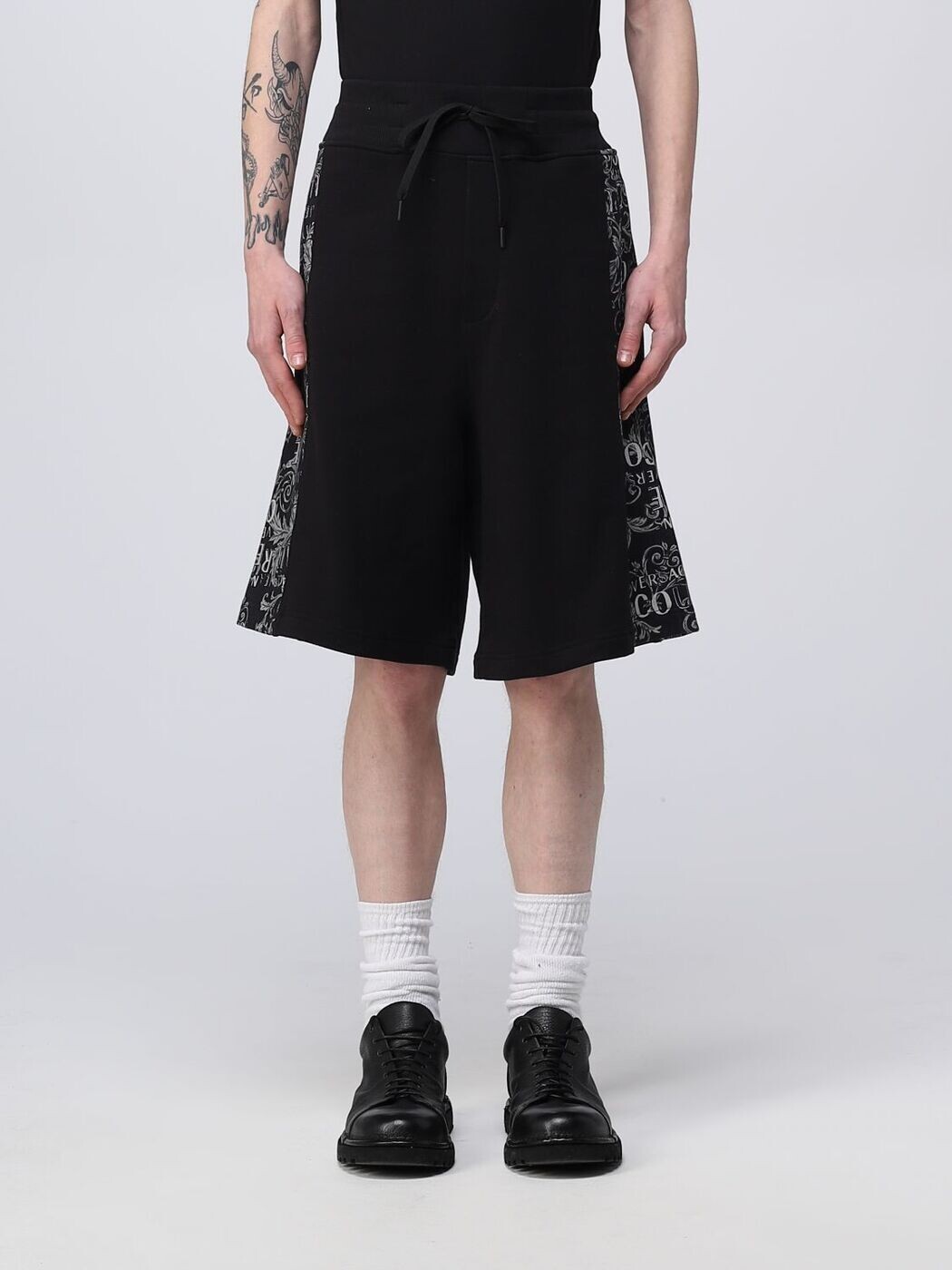 ヴェルサーチ ジーンズ クチュール VERSACE JEANS COUTURE ショーツ メンズ ブラック Shorts 74GAD3C074UP326 関税 送料無料 2023SS gi