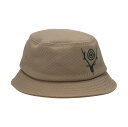 【本日0の付く日ポイント4倍!!】 SOUTH2 WEST8 サウスツーウエストエイト ベージュ Beige Logo embroidery bucket hat 帽子 メンズ 秋冬2022 LQ648ATAUPE 【関税・送料無料】【ラッピング無料】 ju