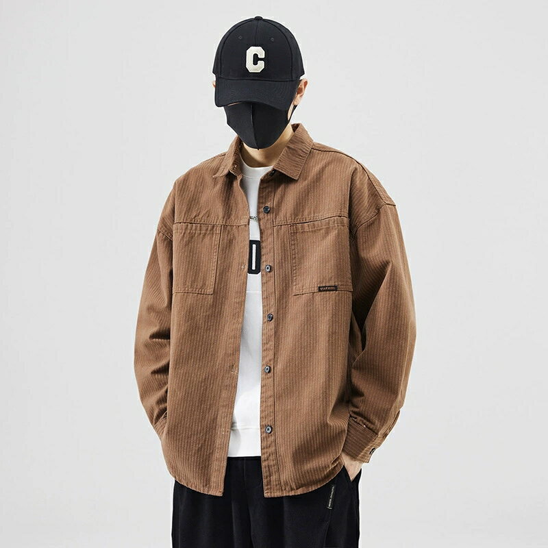 商品概要・おすすめポイント 季節の変わり目や秋冬のレイヤードスタイルにぴったりの綿100％コーデュロイシャツ。 しっかりした生地感ながらも柔らかく、肌触りの良さが魅力。ゆったりしたワイドシルエットで、カジュアルからストリートまで幅広く活躍します。 素材・仕様・カラー展開 素材：綿100％（通気性・吸湿性に優れ、着心地抜群） カラー：アミーグリーン／ブラウン／ブラック 仕様：長袖、翻襟、両胸ポケット付き、ボタン開閉式、ゆったりワイドシルエット サイズ表 サイズ前丈(cm)胸囲(cm)肩幅(cm)袖丈(cm)後丈(cm)目安体重(kg) M7155615273.550〜60 L735762537660〜67 XL7559635477.567〜75 2XL776164557975〜82 3XL786365568182〜90 4XL7965665782.590〜98 特徴／着用感 ・柔らかなコーデュロイ素材で着心地抜群 ・ワイドな肩幅とボリューム袖でトレンド感アップ ・厚手で秋口から冬初めまで快適に着用可能 ・羽織としても使える万能デザイン ・シンプルな無地でボトムスを選ばない万能カラー展開 注意事項 ※洗濯の際は裏返してネットに入れてください。 ※照明やモニター設定により、実際の色味が異なる場合があります。 ※採寸は平置きで行っており、2〜4cm程度の誤差が生じる場合があります。 お手入れ方法 ・洗濯機使用可（弱水流） ・漂白剤使用不可 ・低温アイロン推奨 ・陰干しで形を整えて乾燥させてください メンズ シャツ 綿100 コーデュロイ 秋服 長袖 羽織 ゆったり 無地 カジュアル アウター トップス ワイドシャツ 体型カバー おしゃれ 新作