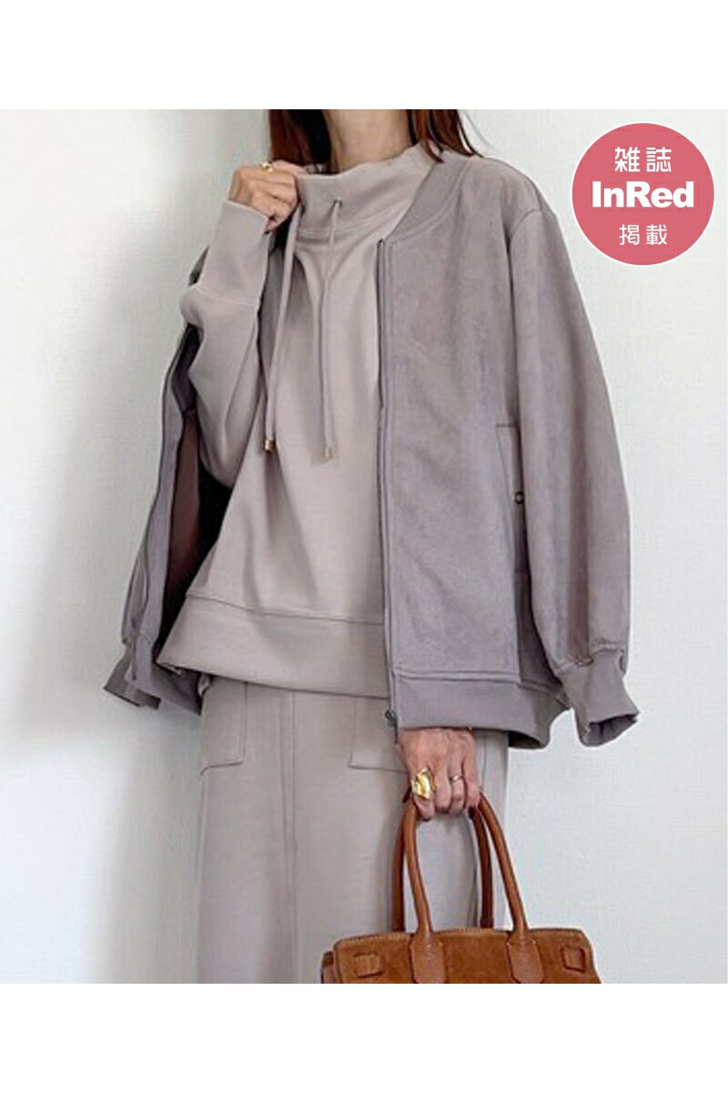 スエード調の質感で、カジュアルも品よく着こなす