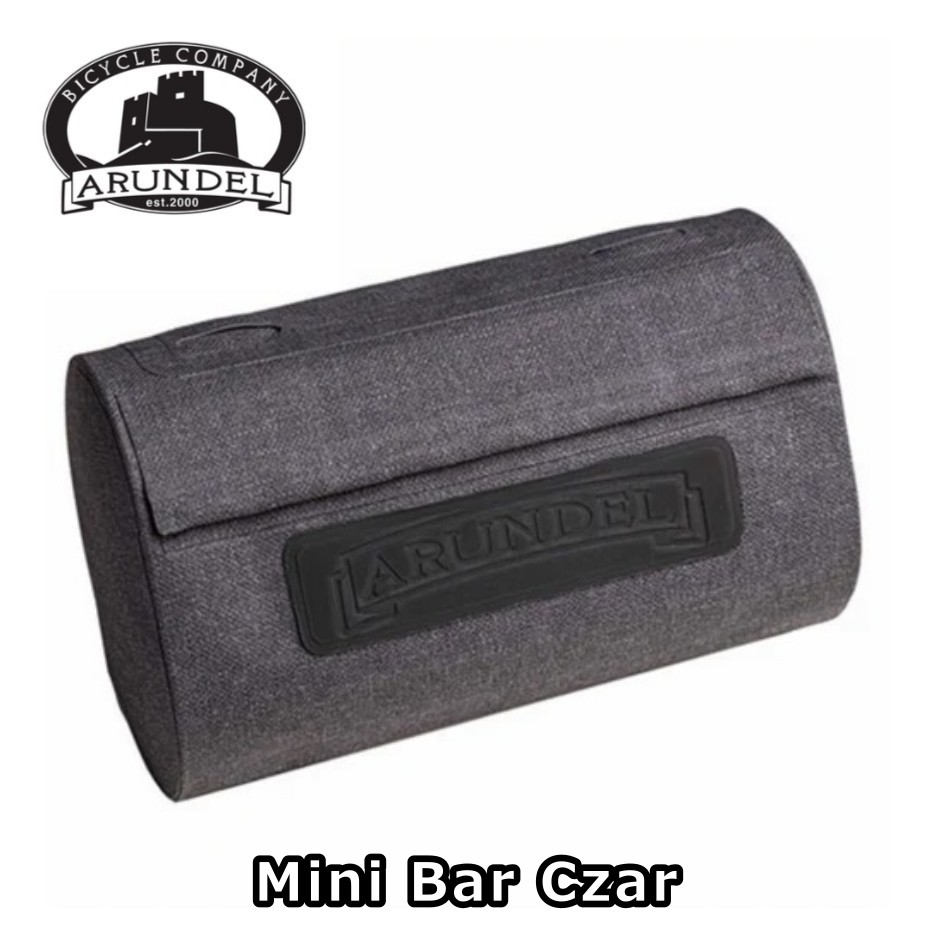 ブランド名 Arundel 商品名 Mini Bar Czar 概要 ・小型で薄型、軽量でありながら、ジッパーの代わりにマグネットを採用した斬新なデザインで、出し入れも簡単です。片手での操作も問題なく、険しい地形でも、必要な時まで中身はしっかりと守られます。 ・マグネット式開閉で安全かつ簡単にアクセス可能 ・便利でコンパクトな75立方インチの容量 ・超音波溶着された継ぎ目を持つ、ゆったりとした楕円形 ・ハンドルバーにベルクロストラップで固定し、調整オプションあり ・ヘッドチューブやケーブル周りの安全性を高めるためのオプションのショックコード ・マグネット式留め具で片手で簡単に開閉でき、中身はしっかり保護されます。