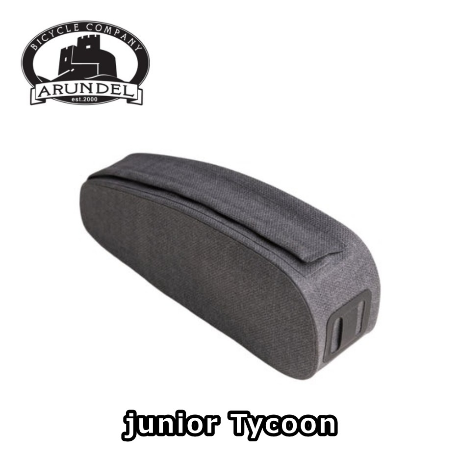 ブランド名 Arundel 商品名 Junior Tycoon 概要 小型で薄型、軽量でありながら、ジッパーの代わりにマグネットを採用した斬新なデザインで、簡単に中身を取り出せます。 片手での操作も問題なく、険しい地形でも、必要な時まで中身はしっかりと保管されます。 ・マグネット式開閉で安全かつ簡単にアクセス可能 ・実用的でコンパクトな27立方インチの容量 ・滑らかで先細りの形状、超音波溶着による継ぎ目 ・付属のストラップ、またはろう付けで固定できます。 ・バッグの形状を保ち、ガタつきをなくすためのパッド入りプラスチックインサート ・ハンドルバーステム下の狭いスペース用のオプションのショックコード