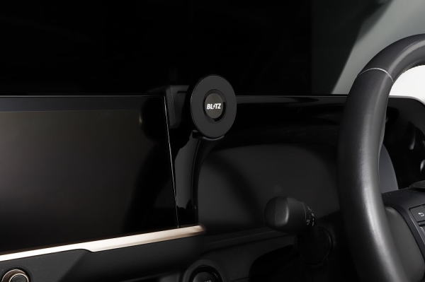 ■適合車種 車種 年式 車両型式 エンジン型式 クラウンエステート 2025/03- AZSH38WAZSH39W T24A-FTS A25A-FXS クラウンクロスオーバー 2022/09- TZSH35 AZSH35 T24A-FTS A25A-FXS クラウンスポーツ 2023/11- AZSH36W AZSH37W A25A-FXS ※適合情報は2026年9月時点での情報となります。最新の情報については、必ずメーカーサイトにてご確認ください。 完全車種別専用設計のスマートフォンホルダー。 運転中でも見やすく、かつ視界の妨げにならない位置にスマートフォンを固定できます。 プライマーレス両面テープにより簡単に、そして確実に取り付けが可能。 SLS(粉末焼結積層造形)方式の3Dプリンターにて製造し、高強度・高剛性を実現。 スマートフォン本体は、MagSafeで固定する仕様です。 ■付属品 ・本体 ・取扱説明書 ・クリーナー ・注意事項 ※MagSafeの機構がないスマートフォンは固定ができません ※また、ケースの装着等により磁力が足らず、正しく取り付けができない場合がございます ※成型時にできる積層跡が製品表面に出ることがありますが、SLS(粉末焼結積層造形)特有の模様であり製品不良ではございません
