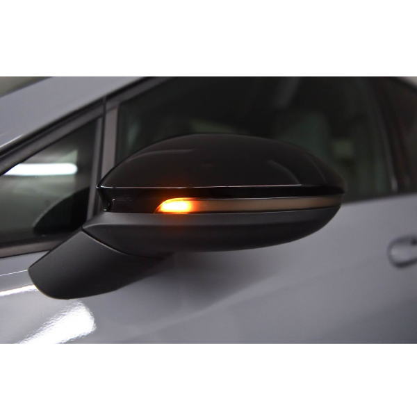 core OBJ select Dynamic Turn Signal Indicator for Volkswagen Golf8 は、純正のドアミラーウインカーを交換するだけで簡単に流れるドアミラーウインカーになります。 動きのある流れるウインカーはデザイン性のみならずウィンカー先端まで流れるように設計され後方からの視認性も考慮されているため、周囲からの視認性を向上しドライバーをサポートします。 eマーク付きです。 ■部品構成 ウィンカーユニット左・右（各1/set ） ■適合 LED マトリックスヘッドライト “IQ. LIGHT” ダイナミックターンインジケーター搭載車 ・Golf8 HB (CD)All Model ・Golf8 Variant (CD)All Model ※本製品の仕様・外観は予告なく変更する場合があります。　