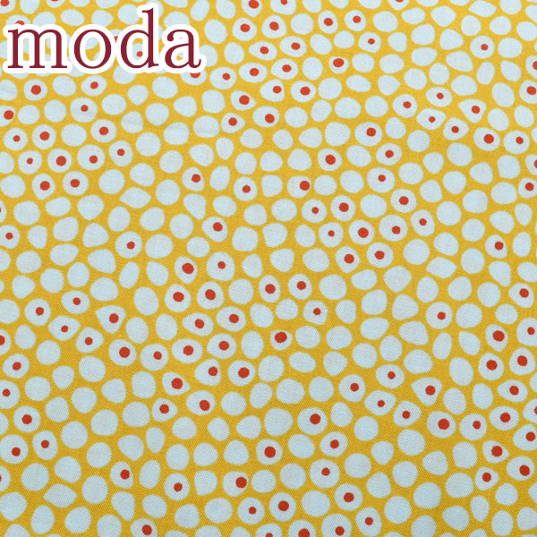 海外輸入生地のModa Fabrics（モダファブリックス）を30cmから販売しています。 ニュアンス感のある動きのある丸形の模様がリズミカルに描かれたデザイン。 独特なカラーとフォルムで描かれた、生命の誕生を感じるようなラウンド。 ランダムに配置されていて、均一では少し崩れた水玉模様が現代アートのような抽象画で表現されています。 幾何学模様と多数のドット柄は、発色の良い濃い目オレンジやカラシ色、 ピンク、青磁ブルーなどを基調としてデザインされたテキスタイル。 絶妙なカラーで表現されており、まさに芸術作品！ デザイン名のレイジーは英語で「のんびり」という意味のある言葉。 ZEN CHICは、のほほんとした午後を迷路のような線で表現しているのかもしれませんね。 不思議な雰囲気をもつデザインは、大胆な様で、複雑で繊細なディテールが表現されています。 イクラや魚卵、卵も見えてくる個性的な集合体デザイン。 帽子やカバン、パンツなどのアイテムへの活用も期待できるオシャレなデザイン。 ドット柄、水玉模様、化学、北欧風、アジアン・エスニック系のようなパターン柄がお好きな方にもおすすめです！ LAZY AFTERNOON　レイジーアフタヌーン 1782 海外ブランド　MODA　モダ Zen Chicのコレクション デザイナー：ZEN CHIC コットンのシーチング生地素材 淡い色の部分は少し透け感あり 幅　約110cm　 綿(コットン)　100％ 商用利用可能 4色展開 22280105　12ピンク系 22280106　13ブルー系 22280107　14オレンジ系 22280108　21イエロー系 はぎれやパッチワークやキルト、カルトナージュ、アップリケにも最適です。 ファブリックボードとして飾っても素敵。 親子で使える優しいデザイン。リンクコーデにもピッタリのフラワー模様。 コーディネートの一部として、お洋服から、エプロン、バッグ、小物まで幅広く使えるスクエア柄の総柄デザイン。 ・オーダーカット　ご注文方法 手芸用の生地・布地　10cm単位でのお値段です。 ご注文は単色30cm以上から承ります。 1mの場合は数量10です。 生地はつながった状態でお送りします。 シワがある場合があります。アイロンをご使用してからご使用下さい。 チュニック、ワンピース、スカート、ポーチ、バッグ、クッションカバー、目隠しなど小物やインテリアのハンドメイド、スモックやスカートなどのお洋服作りにおすすめです！布地、服飾、裁縫、手芸、クラフトに大活躍のファブリックでお家時間を楽しもう！ moda fabricsは、手芸愛好家たちの間で人気となり誕生したブランド。 モダは、市場のニーズやトレンドを敏感に察知し、誕生からわずか10年でアメリカのキルト市場でのトップブランドに成長しました。 さらに、モダの人気はアメリカ国内だけにとどまらず、イギリス、ドイツ、ノルウェーをはじめとするヨーロッパ各国、日本や韓国、台湾といったアジア各国に拡大。 現在では、カナダ、オーストラリア、ニュージーランド、ブラジルといった国々でも、多くのファンを持つまでに成長している今、注目のブランドです。 チュニック、ワンピース、スカート、ポーチ、バッグ、クッションカバー、目隠しなど小物やインテリアのハンドメイド、スモックやスカートなどのお洋服作りにおすすめです！布地、服飾、裁縫、手芸、クラフトに大活躍のファブリックでお家時間を楽しもう！