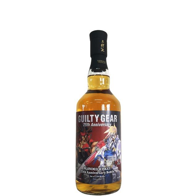 三郎丸 GUILTY GEAR 25th Anniversary ブレンデッドウイスキー 25周年記念ボトル 7500本限定瓶詰め、蔵即完売のコラボウイスキー 北陸最古のウイスキー蒸留所として伝統的にスモーキーなウイスキーを造り続ける三郎丸蒸留所とアークシステムワークスが展開する対戦型格闘ゲームシリーズGUILTY GEARシリーズのコラボウイスキー。 GUILTY GEARシリーズび25年を祝し、本コラボが実現しました。 〔Tasting Note〕 香りはオレンジやココナッツを思わせる朗らかなウッディさに少しのチリペッパー。 だんだんとバニラ香が膨らみ、キャラメルやココア、レーズンなどの甘やかな香味が引き出されてきます。 口に含むと、ウッディさを纏った優しい甘みから厚みのあるモルティな香ばしさ、キャラメルオレンジオイル。余韻はじんわりとスパイシーで後引く旨味を感じます。 本