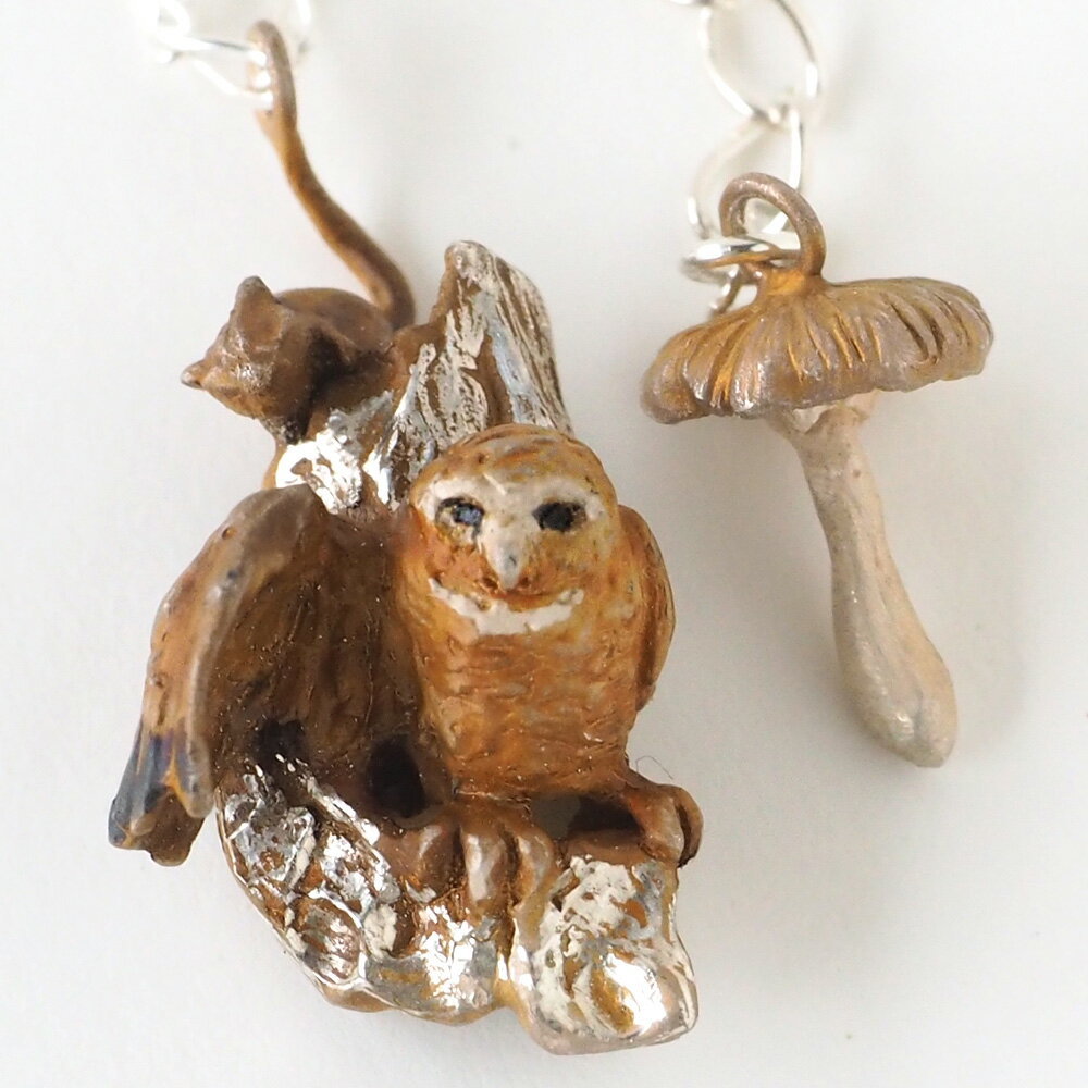 DECOvienya（デコヴィーニャ） 手作りアクセサリー 夜のフクロウ ペンダント シルバー [DE-128] ハンドメイドアクセサリー ジュエリー 動物 アニマル フィギュア 個性的 可愛い ネックレス 鳥 フクロウ ふくろう リアル 日本製 国産のサムネイル