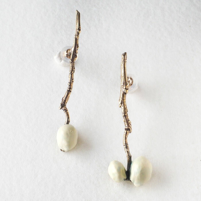 Lano(ラノ) ナンキンハゼ ピアス 真鍮 [LN-2233] 平野朋晃 アクセサリー作家 ハンドメイド ブランド アート ジュエリー 両耳 アシンメトリー 揺れる 植物 枝 木の実 ボタニカル ナチュラル リアル シンプル おしゃれ 個性的 アンティーク調 日本製 国産 ギフト 秋 冬