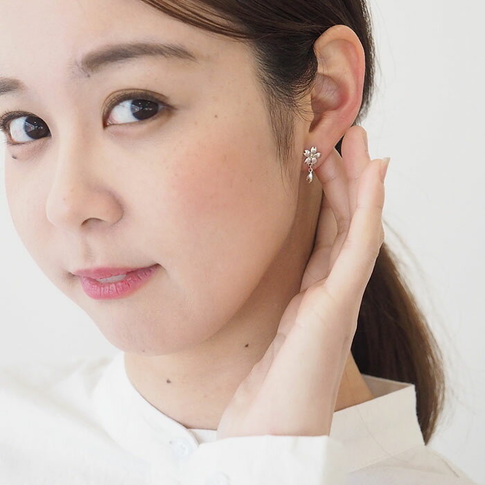 クラフトカフェのエス 桜ピアス 桜一つタイプ シルバー 2個セット [S-PS-1] アクセサリー作家 三浦砂織 和柄 和風 和装にも合う手作りアクセサリー ハンドメイドジュエリー ピアス スタッド 両耳用 ハンドメイド・手作り 花 植物 さくら サクラ 春 小さい 可愛い 揺れる 日本製 国産｜アングル3