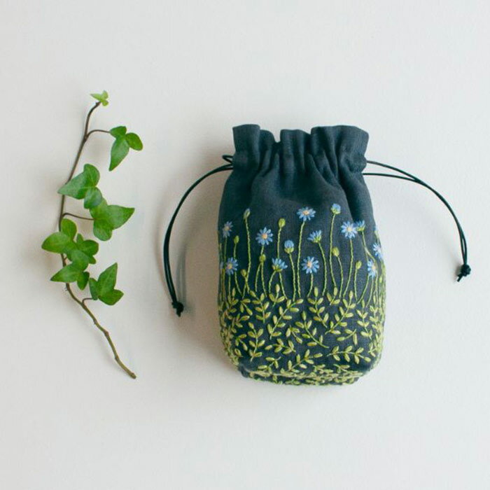 yulaさんのまちつき巾着 〈ワイルドフラワー〉巾着バッグ 刺しゅう 刺繍 ししゅう 刺繍キット ステッチ 大人 おとな 巾着 きんちゃく 巾着袋 巾着バッグ 巾着バッグ小 巾着バッグ大 きんちゃく袋　yulaのサムネイル
