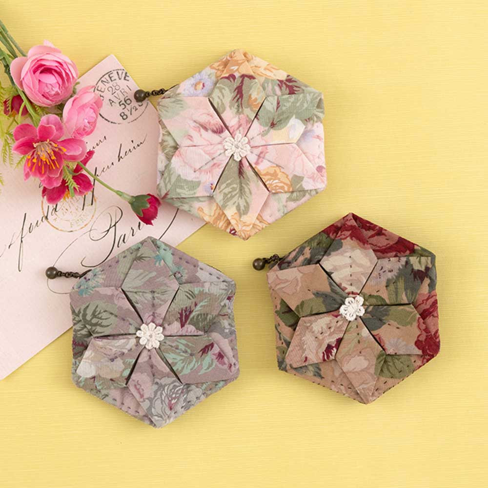 ポイント5倍：11/27 01:59まで【 手芸キット 】折り紙キルトのミニポーチ （ピンク パープル レッド）..