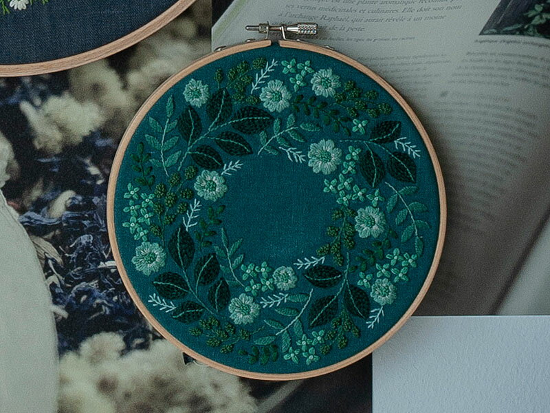 樂天商城 - 刺繍キット ｜ 刺繍枠付き キット 小花のリース 〜『yulaの刺繍 草花の処方箋』刺しゅうキットシリーズ ｜ 刺しゅう 刺繍 ししゅう フランス刺繍 ステッチ 手芸 花 草花 小花