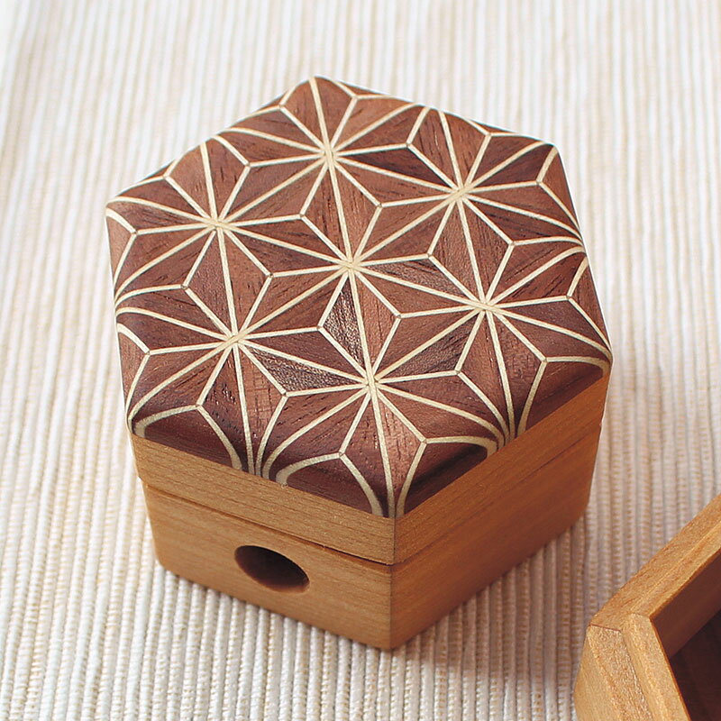 【 完成品 】 Cohana 寄木細工のえんぴつ削り ｜ 寄せ木細工 おしゃれ 六角形 幾何学模様 手芸 鉛筆削..