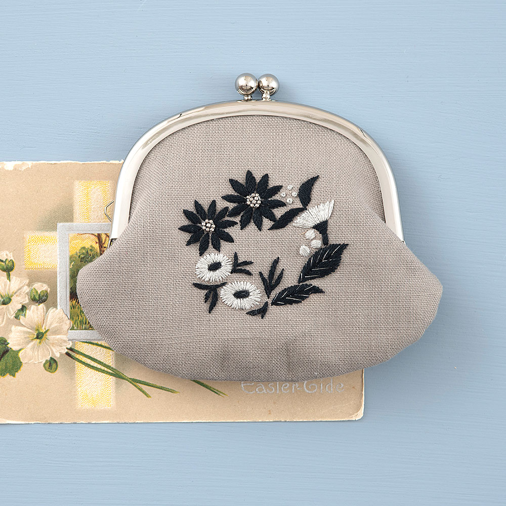 刺繍キット ｜ 暮らしを彩る 花刺繍 ［ ブラックリース の がま口 ］｜ 刺しゅう 刺繍 ししゅう 刺繍キット 花 草花 ステッチ 手芸 がま口