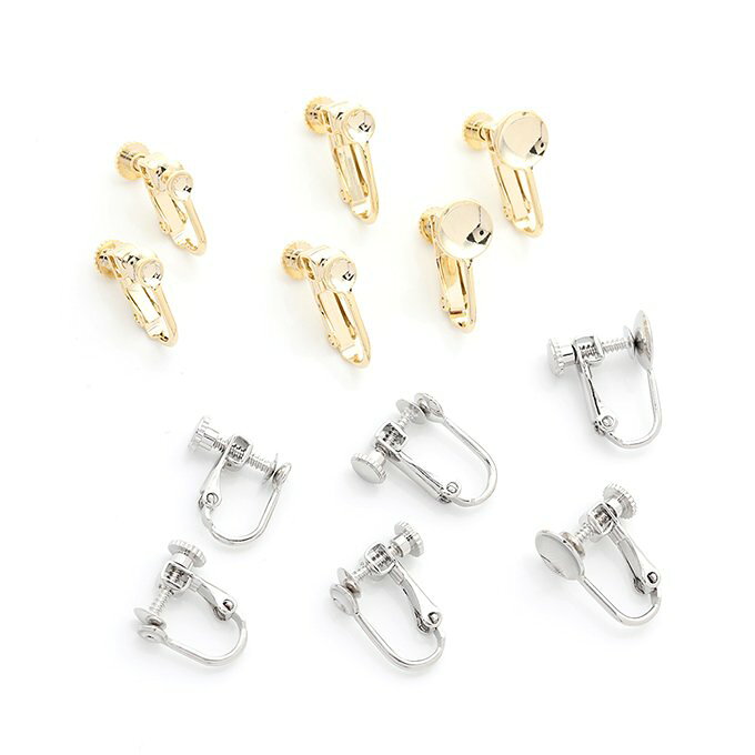 仕　様 サイズ【A】丸皿約4mm(約13×14mm)【B】丸皿約5mm(約13×16mm)【C】丸皿約8mm(約13×17mm) 材　質銅製重さ【A】約1.8g/袋【B】約2.1g/袋【C】約2.4g/袋 入　数 2ヶ 注意事項 商品の一部には、生産過程上において、歪み・メッキムラ・色ムラ・サビ・多少の柄ずれなどある場合があります。ご返品とご交換は出来かねますので、予めご了承の上ご購入ください。ご理解・ご協力をお願い申し上げます。