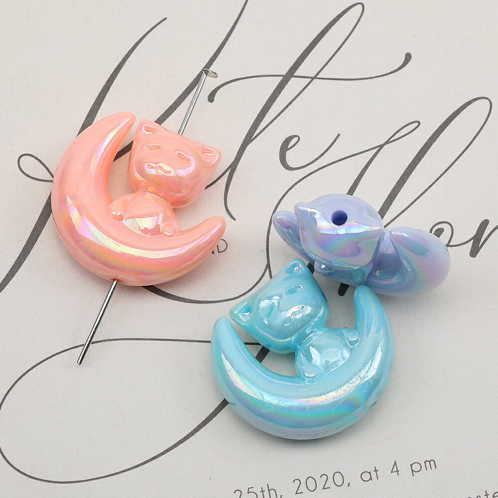 即日発送！アクリルビーズ 月と猫 三日月 ネコ 縦穴 オーロラカラー 光沢感 カラーランダム 約26×28mm（4ヶ）の商品画像 3